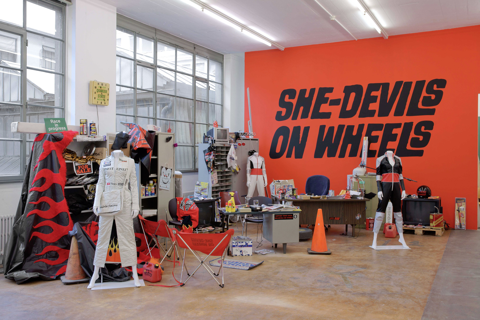 Sylvie Fleury, She-Devils on Wheels - Headquarters (1997), Sammlung Migros Museum für Gegenwartskunst, Ausstellungsansicht MAMCO Genf, 2008. Foto: Ilmarie Kalkkinen, © Sylvie Fleury.